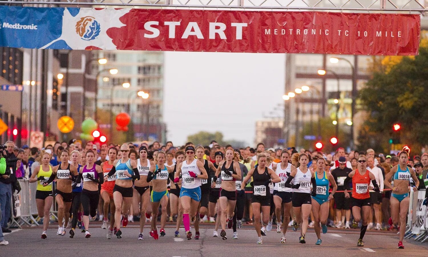 Спортивный забег. Пробежать марафон. Сардана трофимова бегун. Марафон дистанция 42 км 195. Старт марафона фото.