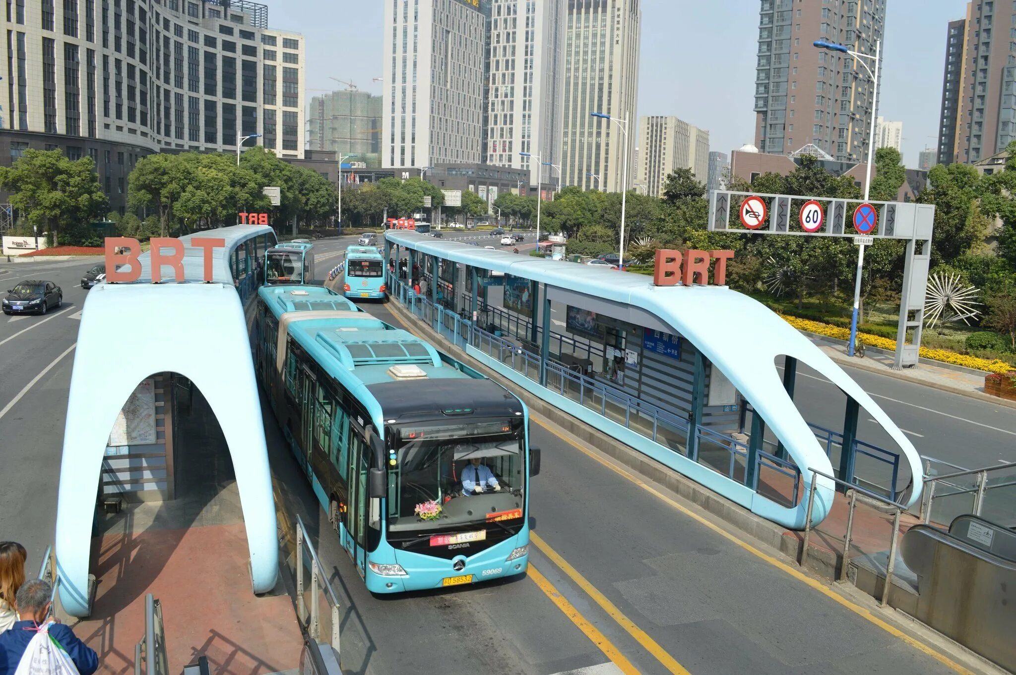Городской автобусный транспорт. Скоростной Автобусный транспорт - BRT. BRT (Bus Rapid Transit). Скоростные автобусные системы (BRT — Bus Rapid Transit). Богота метробус.