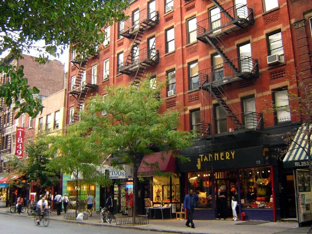 New york city streets. Ист-Виллидж Нью-Йорк. Бликер стрит Нью-Йорк. Даунтаун Нью Йорк. Нью-Йорк улицы.