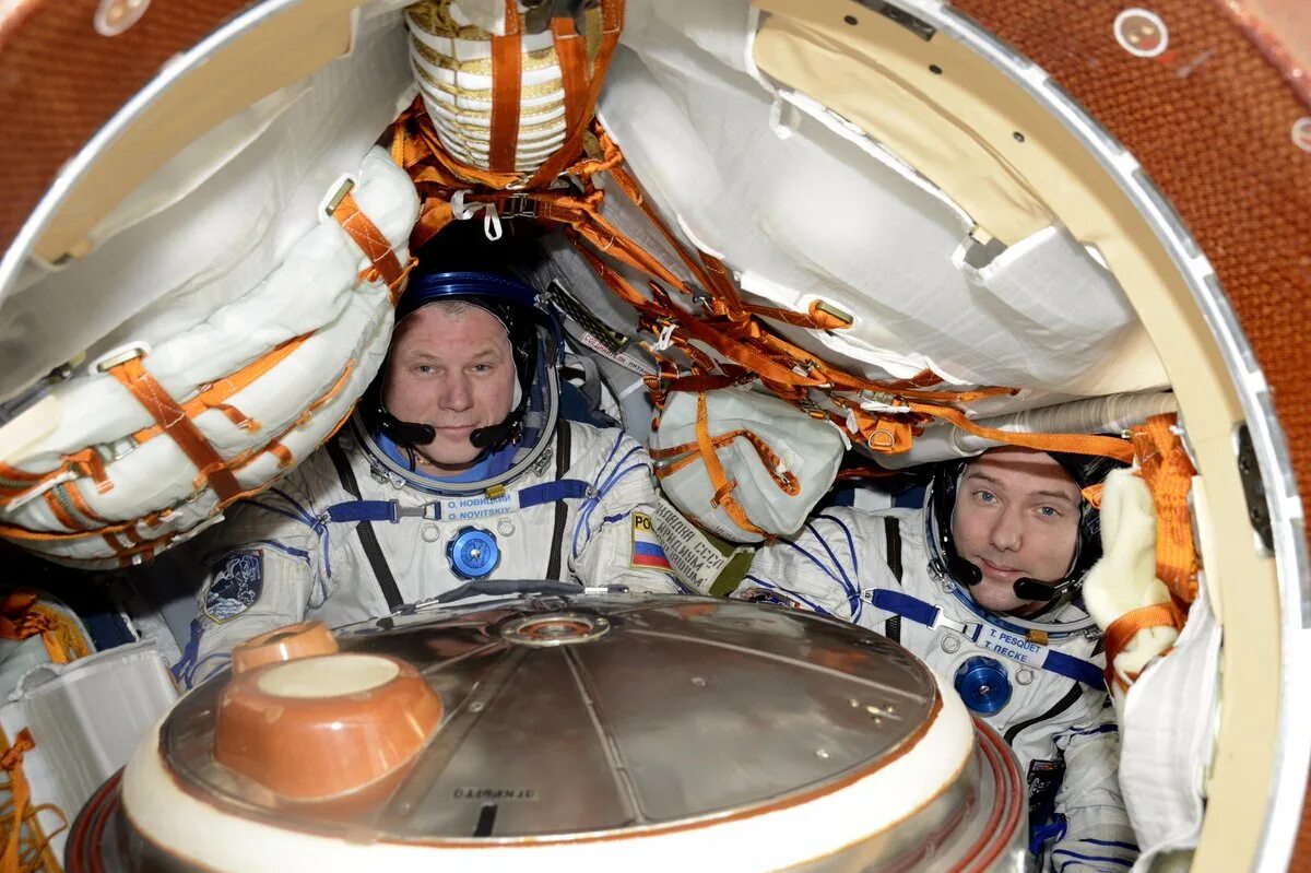 Скорость космического корабля союз. Космонавт олег новицкий мкс. олег новицкий открытый космос. космонавты новицкий песке. капсула союз мкс.