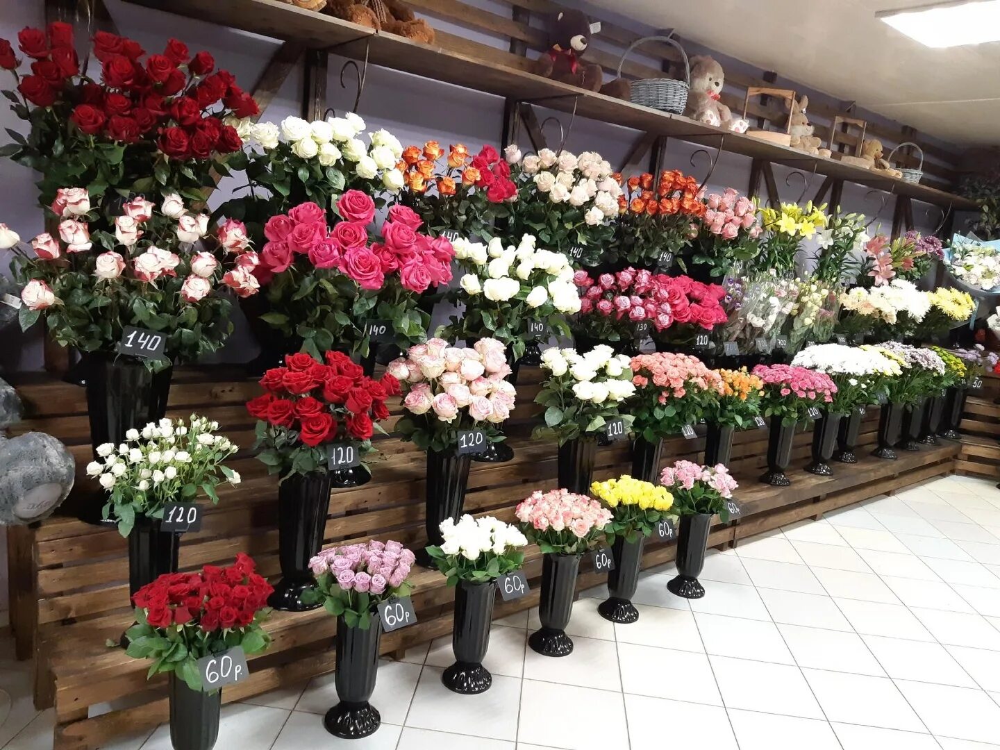 Цветочные магазины петропавловск. Цветы в магазине. Цветочный магазин. Цветы магазин цветов. Цветы магазинные.