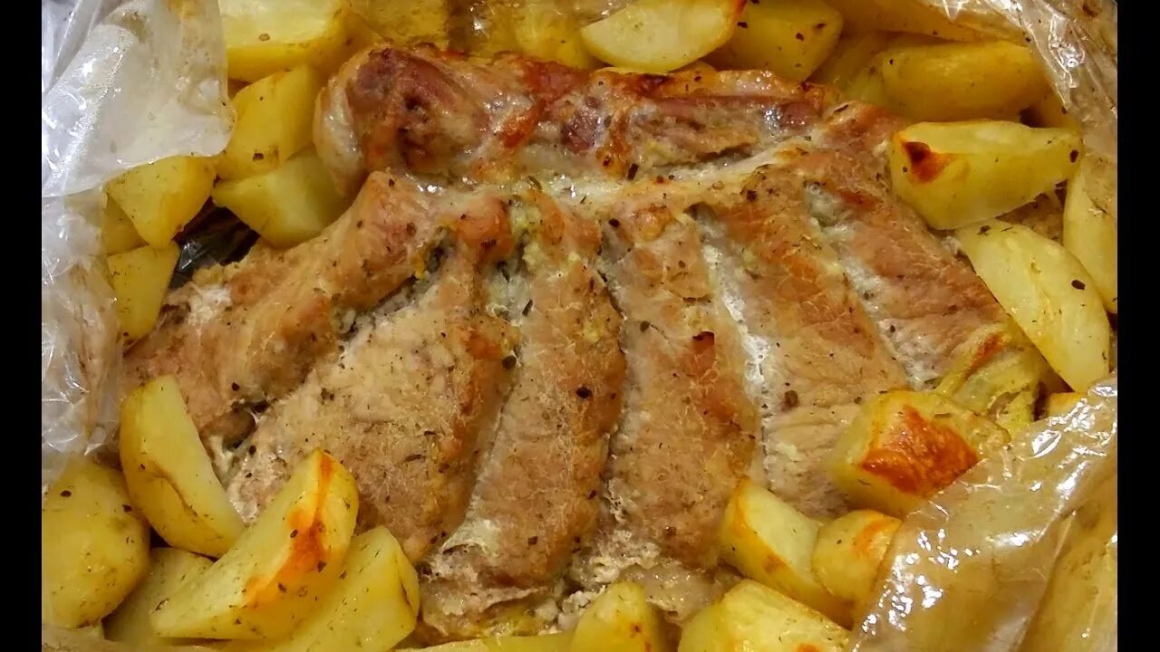 Рецепт картошки запеченной в рукаве в духовке. Свиная корейка с картофелем. Свинина с картошкой в духовке. Картошка с мясом в духовке. Свинина запеченная с картофелем.