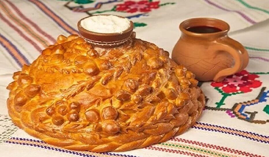каравай небольшой. свадебный каравай с солью. необычный каравай. каравай с солью. русский каравай на рушнике.