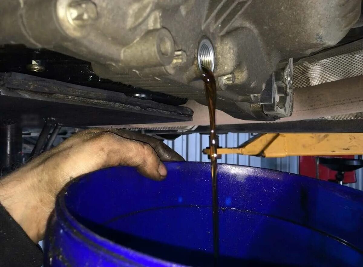 Замена масла двигателя своими руками видео. Замена масла двигателя своими руками видео. 6. Замена масла двигателя своими руками видео. Слитое моторное масло.