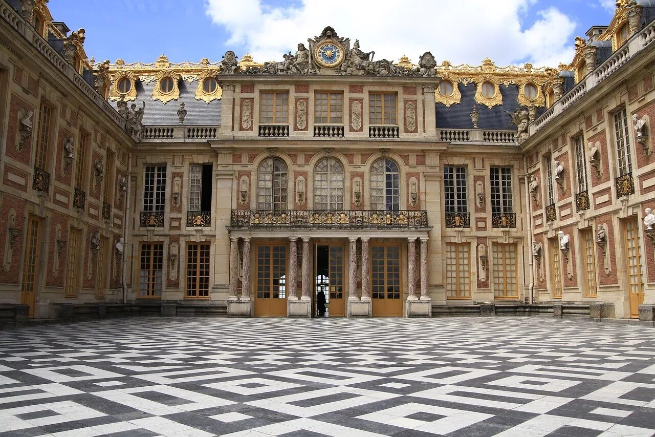 Классицизм во франции архитектура. Версальский дворец Версаль Франция. Мраморный двор Версальского дворца. Франция Барокко Версальский дворец.