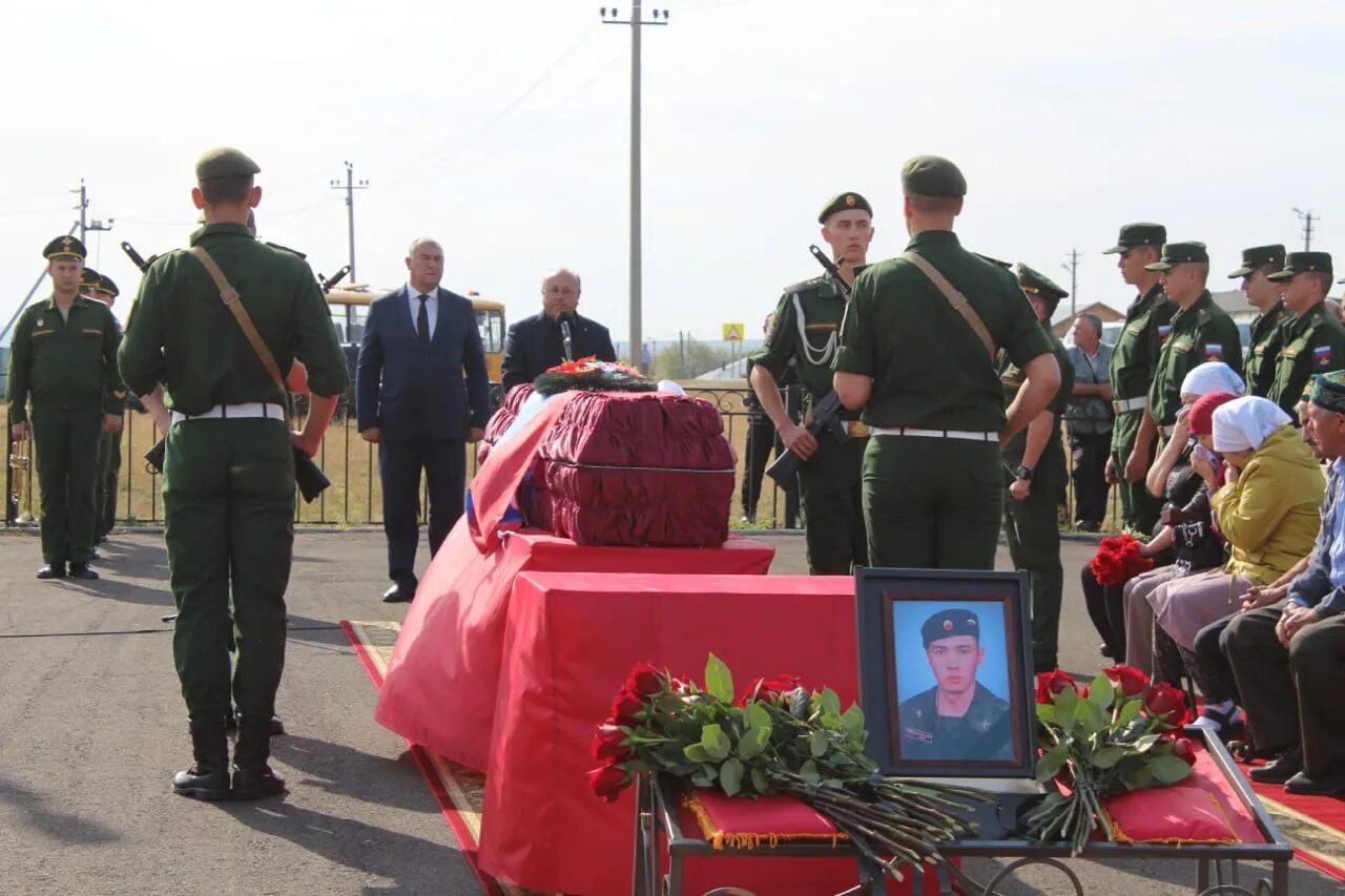 Прощание с погибшим на Украине. Похороны в Башкирии солдат с Украины. Церемония прощания с военнослужащим погибшим на Украине.