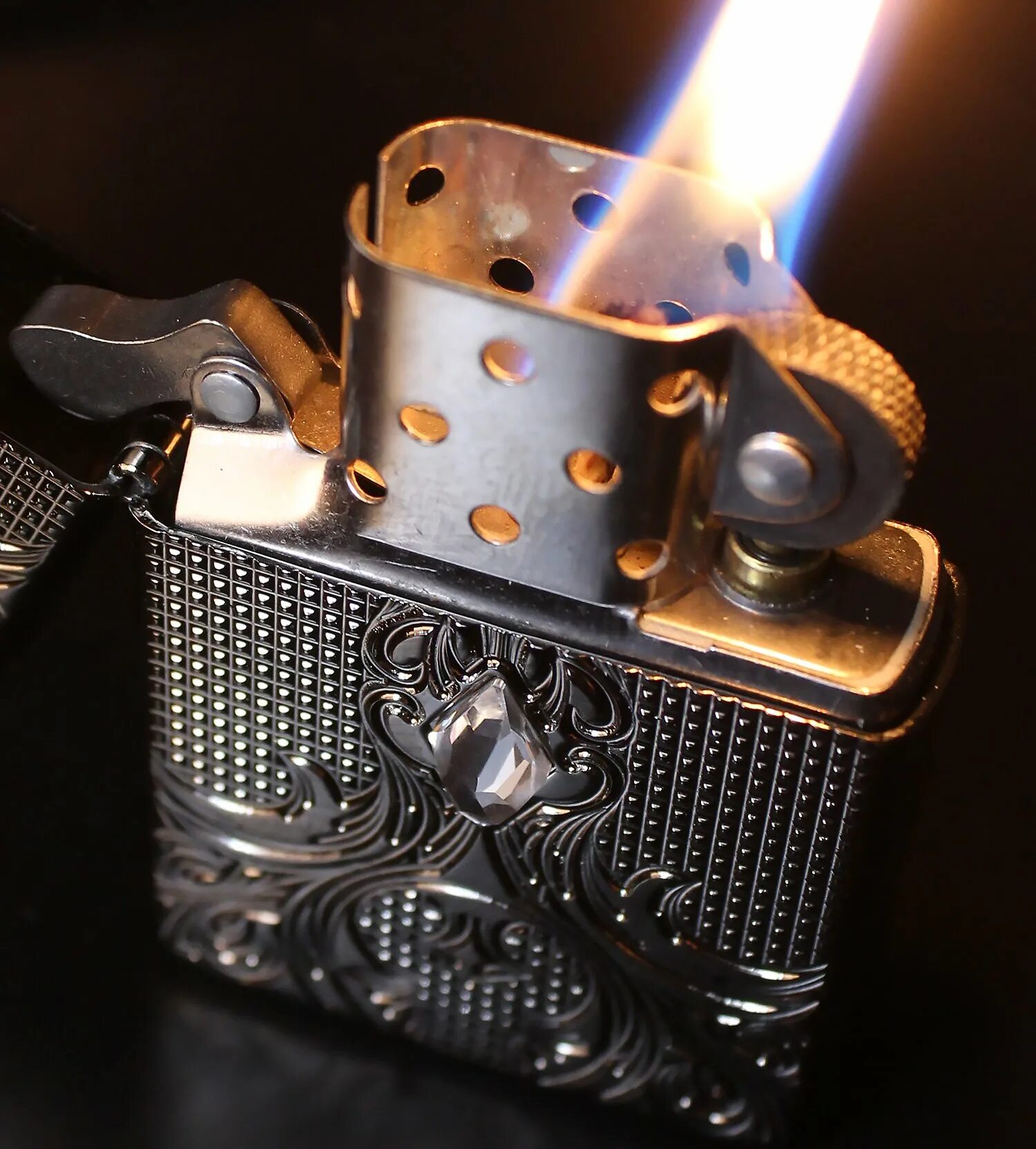 Zippo Armor 28956. Зажигалка зиппо Zippo. Бензиновая зажигалка зиппо. Зиппо зажигалка 2022. Стоимость зажигалки