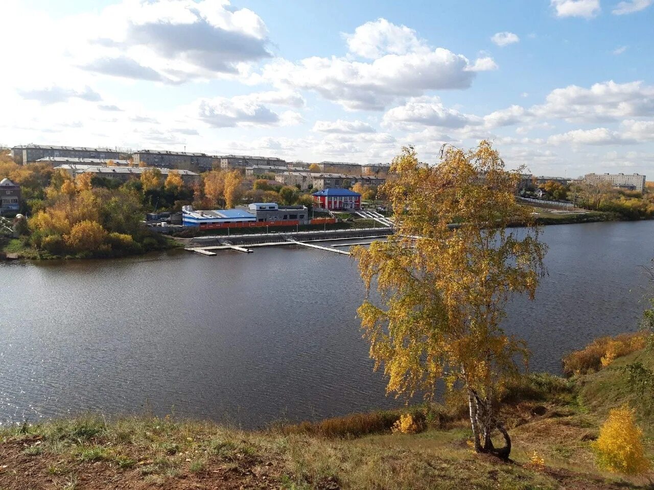 Погода каменск уральский подробная. Каменск-Уральский осень. Набережная Каменск-Уральский. Климат Каменска Уральского. Новая набережная в городе Каменск-Уральск река Исеть.