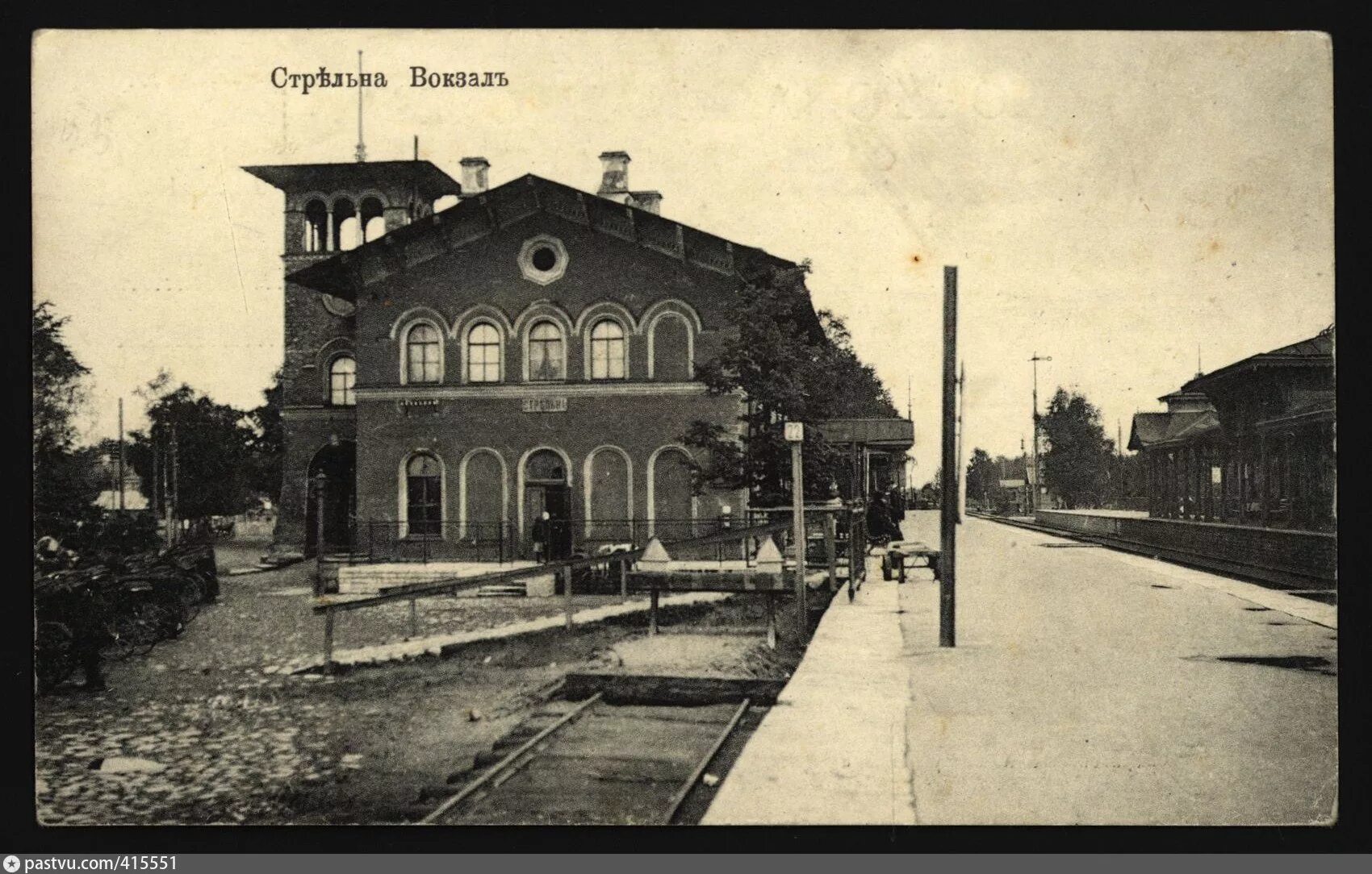 Стрельна старый петергоф. Стрельна жд вокзал. стрельна вокзал. жд станция стрельна. вокзал бенуа в стрельне.