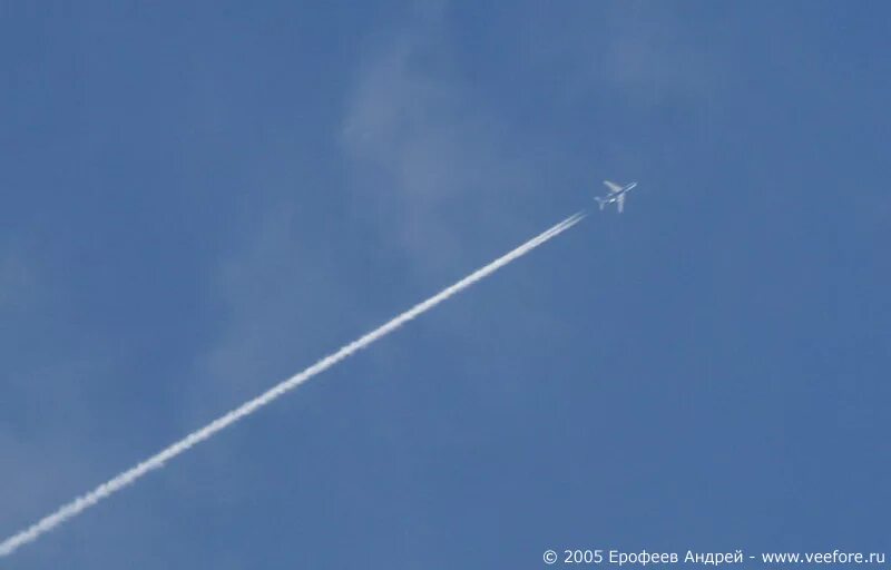 след от беспилотника. след от ракет украина. след от беспилотника. самолёт высоко в небе. самолёты для распыления химтрейлы.