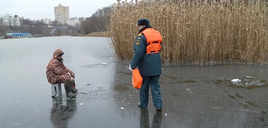 Опасен ли лед. Зимняя рыбалка в тамбовской области. выход на лед опасен рыбаки. первый лед рыбалка 2025 в тамбовской области. рыбакам запретили выходить на ле.