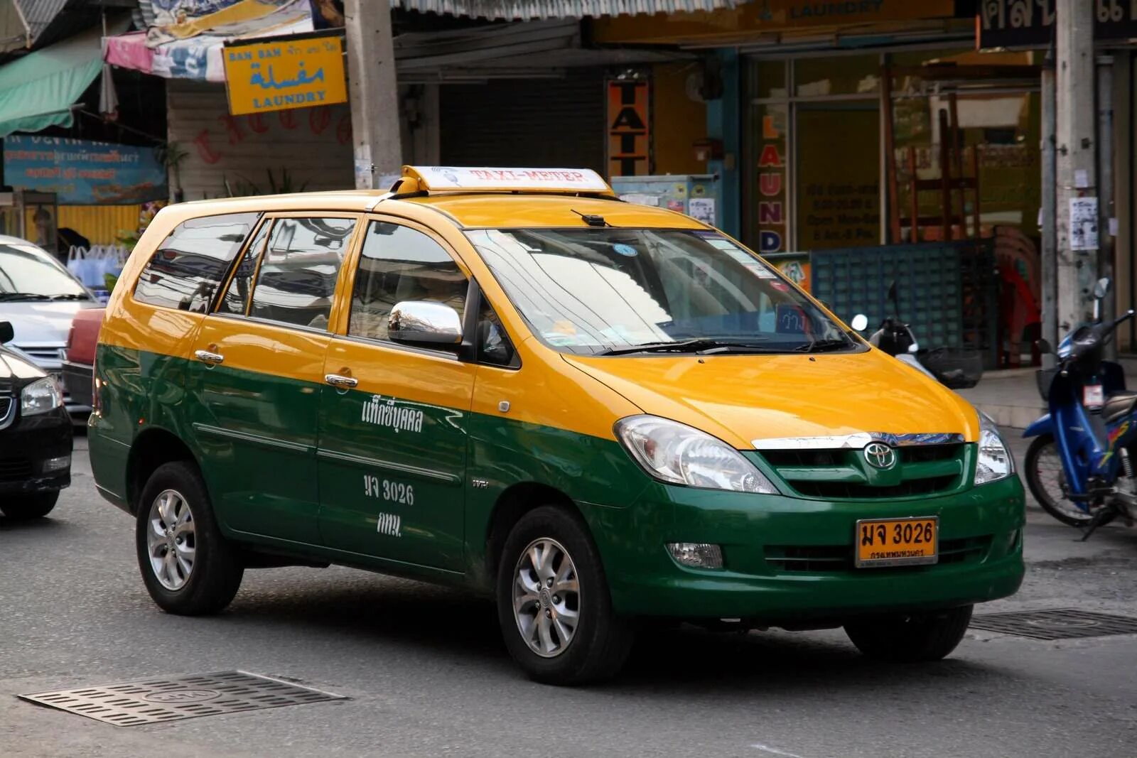 Авто бангкок. Тайланд Бангкок такси. Такси Бангкок Паттайя. Тойота иннова Паттайя такси. Такси Бангкок Паттайя Тойота.