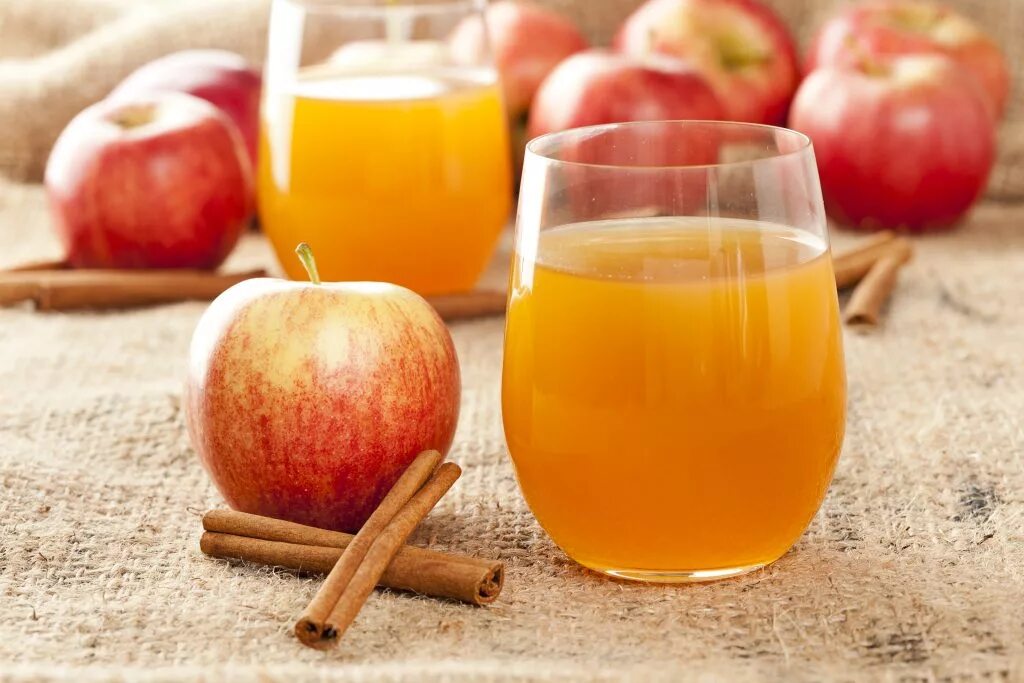 Яблоко сок польза. Яблочный сок. Домашний яблочный сок. Яблочный сок на зиму. Свежевыжатый яблочный сок.