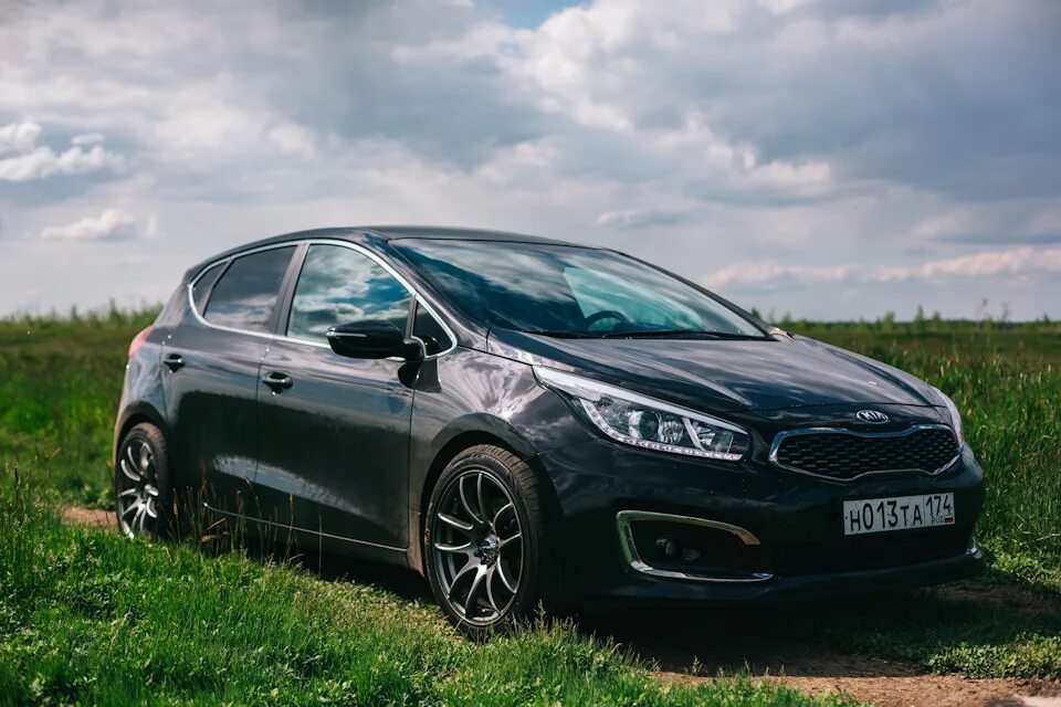 Купить б/у Kia Ceed II Рестайлинг 1.6 AT (130 л.с.) бензин автомат в Москве: сер