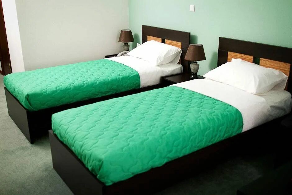 Кровати для гостиниц. Заправленная кровать в отеле. Кровать в гостиничном номере. Красиво заправить кровать в гостинице. Гостиница обязана