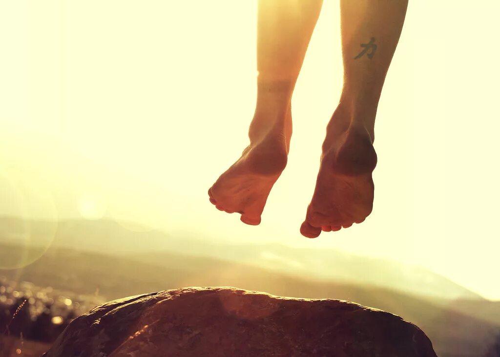 Your feet on the ground. Ноги отрываются от земли. Ноги оторваны от земли. Женские ноги отрываются от земли. Foot dag.