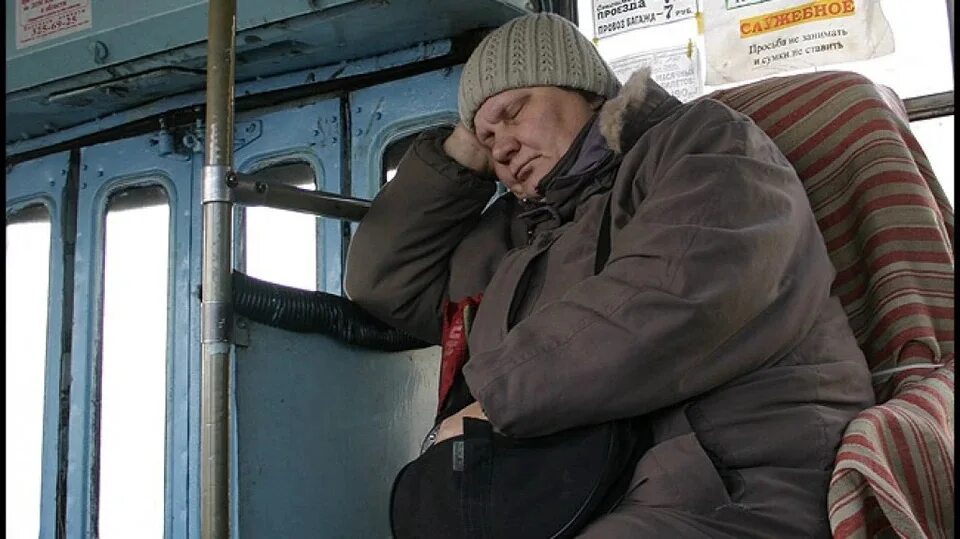 Автобус нету. Кондуктор кондукторша. люди в автобусе. кондуктор в автобусе. люди в автобусе зимой.