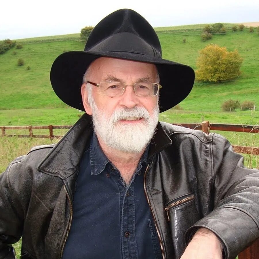 Терри Пратчетт. Terry Pratchett фото. Писатель в берете. Писатели в беретах.