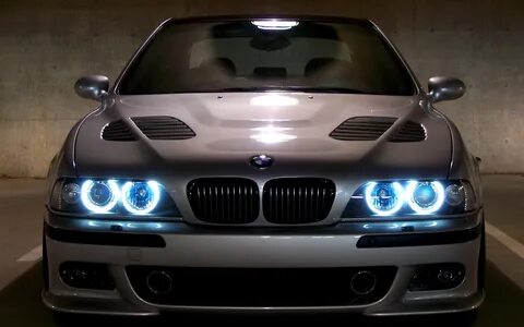 Жалаңаш сыған әйелдің кеудесінің фотосы