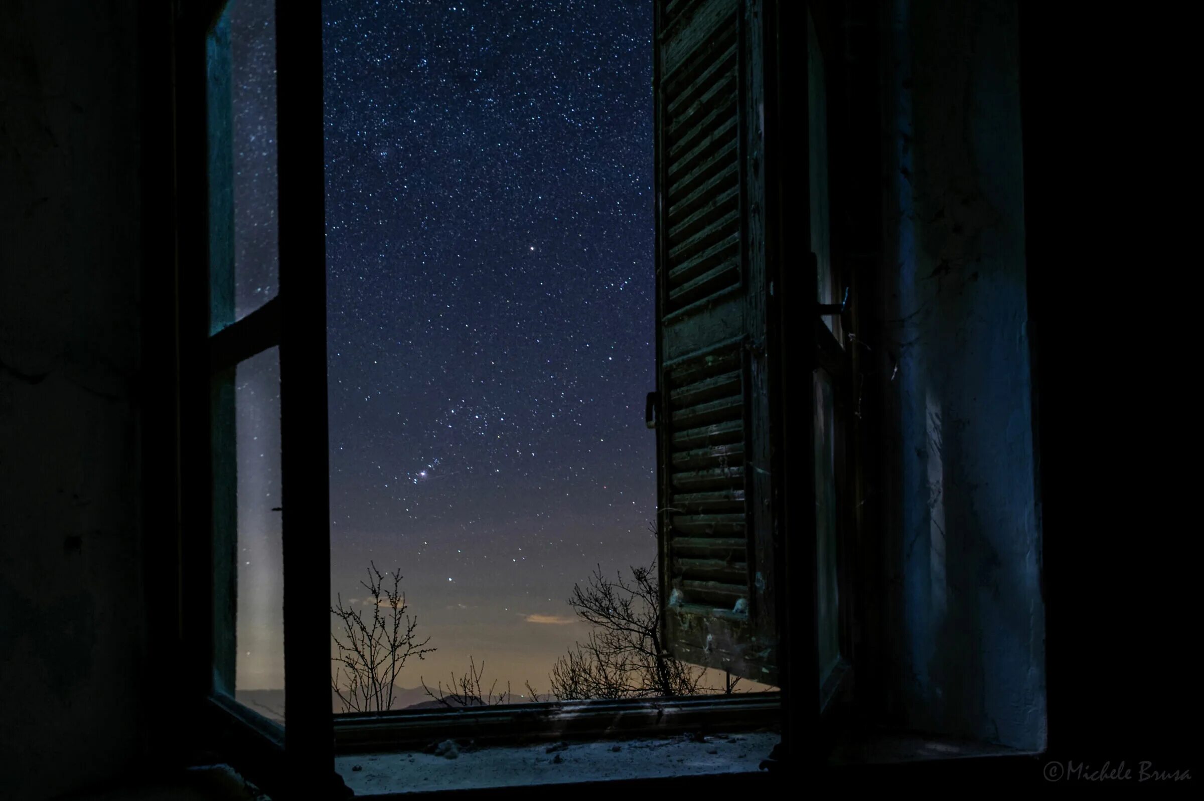 The window last night. Окно ночью. Ночь за окном. Ночное небо в окне. Открытое окно ночью.