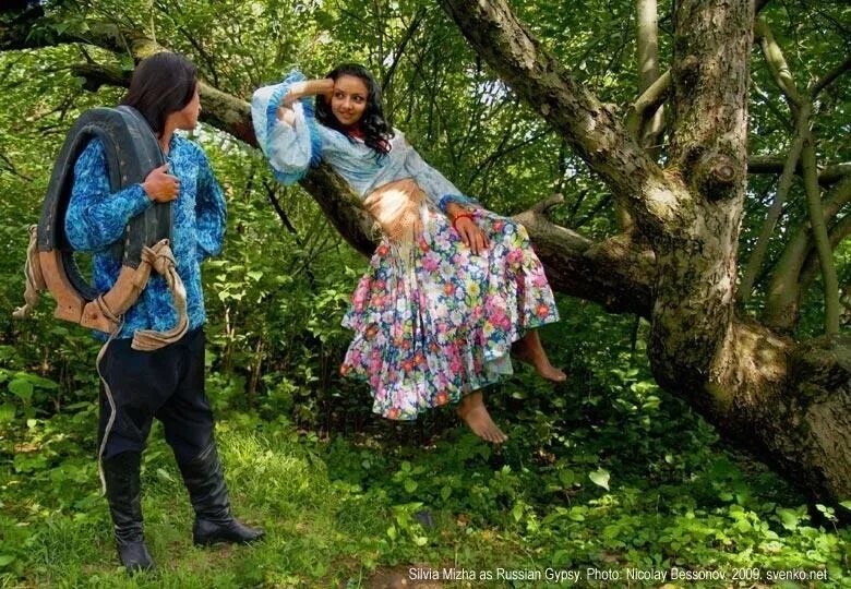 Фотосессия в стиле фолк. Цыганка с лошадью фотосессия. Фотосессия с лошадью в платье. Цыганский табор. Цыганка в лесу.