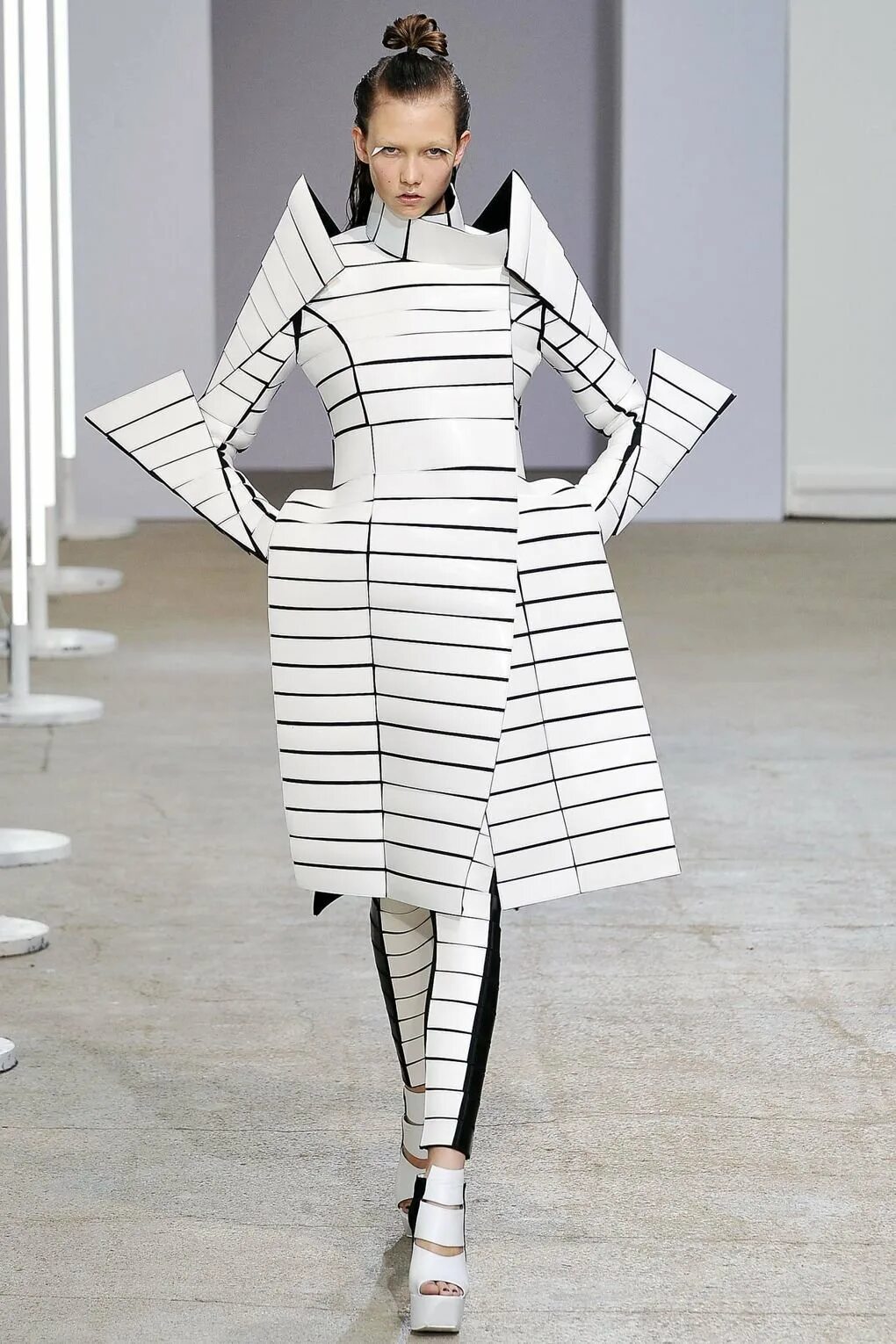 Стильные необычные. Gareth Pugh 2020. Gareth Pugh 2021. Gareth Pugh Космическая коллекция. Авангардные платья.