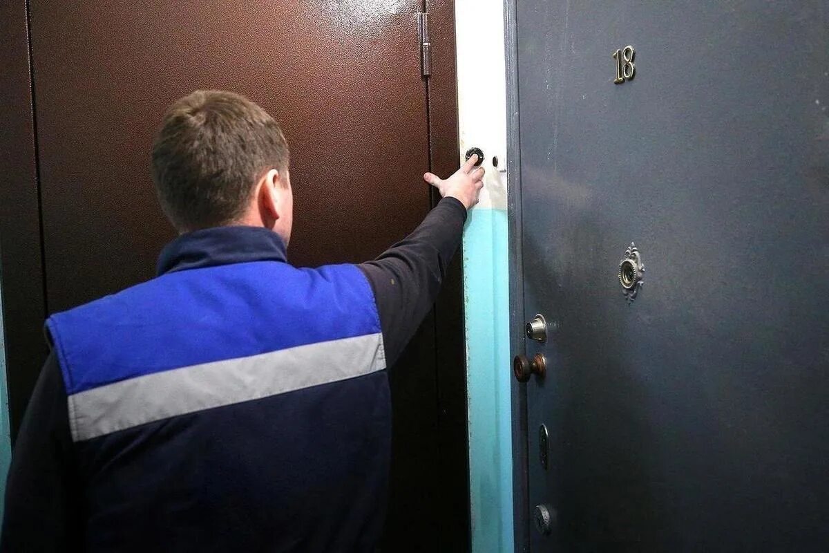 Стучится сосед в дверь