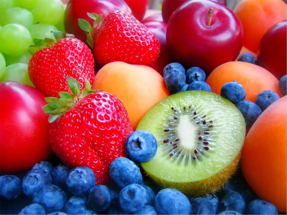 Фруктовая жизнь. Фрукты. Красивые ягоды. Сочные фрукты. Красивые яркие фрукты.