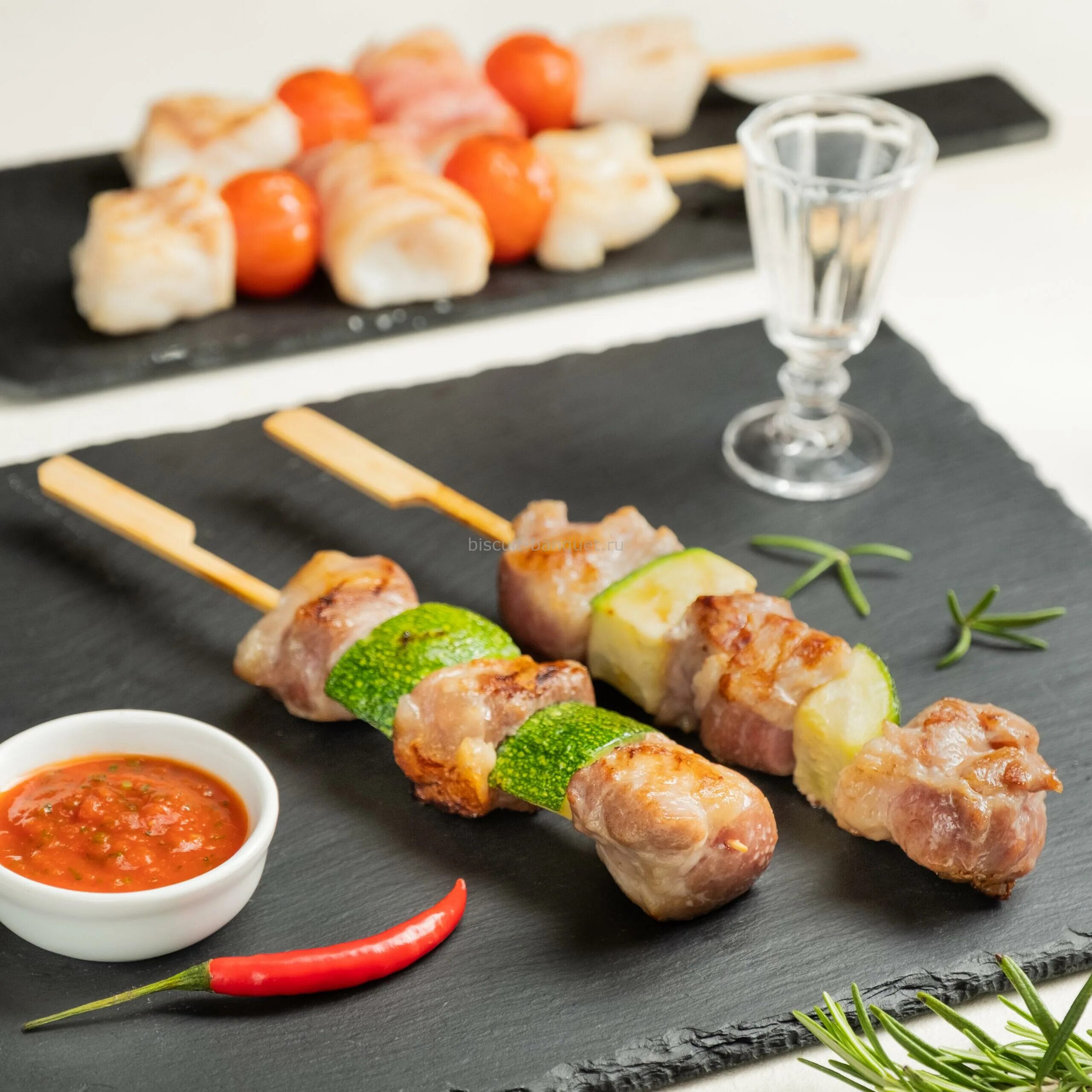 Мини шашлычки. Закуска шашлычок на шпажках. мини шашлык. мини шашлычки для фуршета.