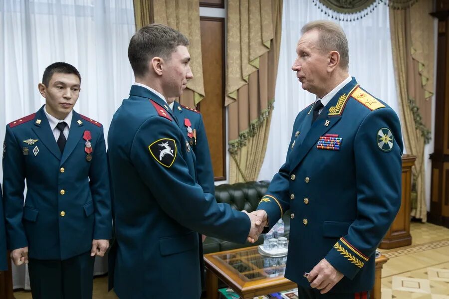 Росгвардия парадная. Парадная форма войск национальной гвардии рф. парадная форма росгвардии. парадная форма одежды росгвардии. парадный китель росгвардии.