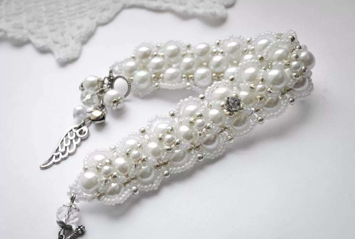 Украшения из бусин. Плетение бисером браслеты. Как сделать белый бисер. Как сделать белый бисер. Браслет из бисера декгий.