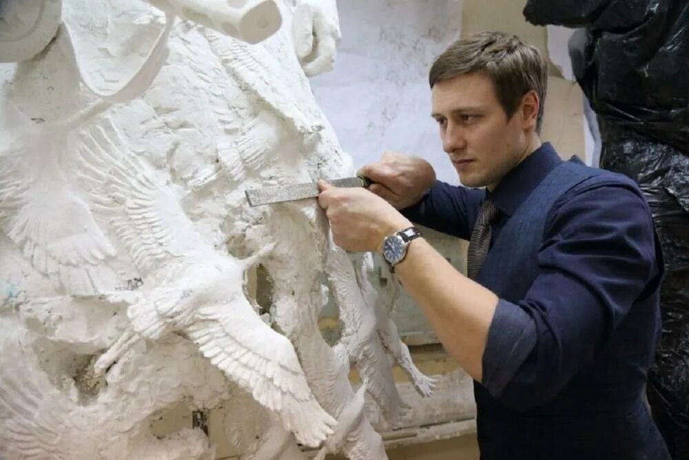 Скульптор андрей коробцов и архитектор константин фомин. Андрей коробцов памятник генералу. Андрей ипатов скульптор. Александр павлович коробцов афины. Скульптор коробцов.