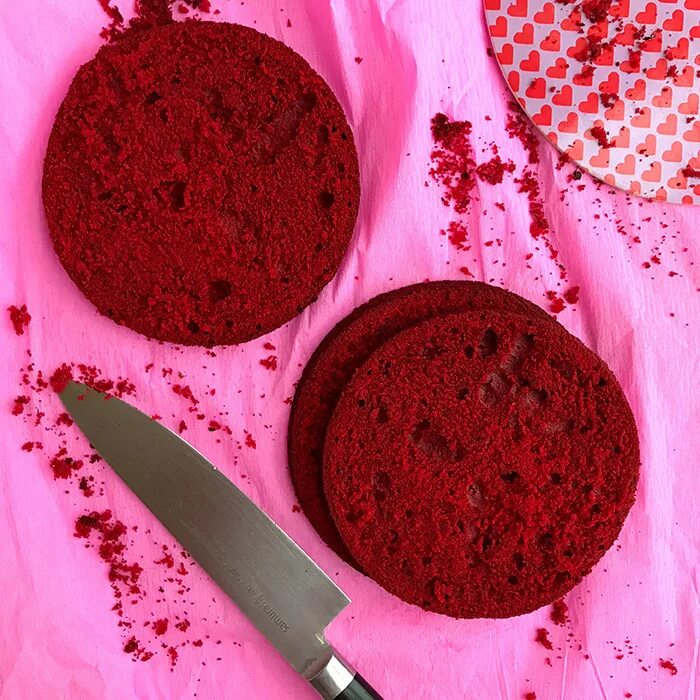 Какие красители для торта. Красный краситель для торта. Пищевой краситель для торта красный. Краситель для торта красный бархат. Пищевой краситель для торта красный бархат.