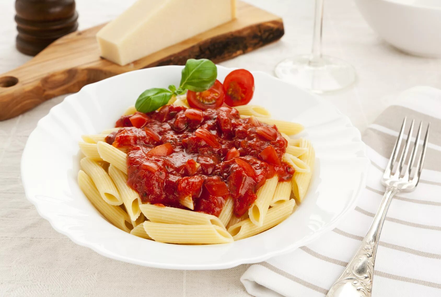 Спагетти помидорини. Макароны с томатной пастой вкусно. Макароны с томатной пастой вкусно. Спагетти с соусом неаполитано. Спагетти неаполитано.