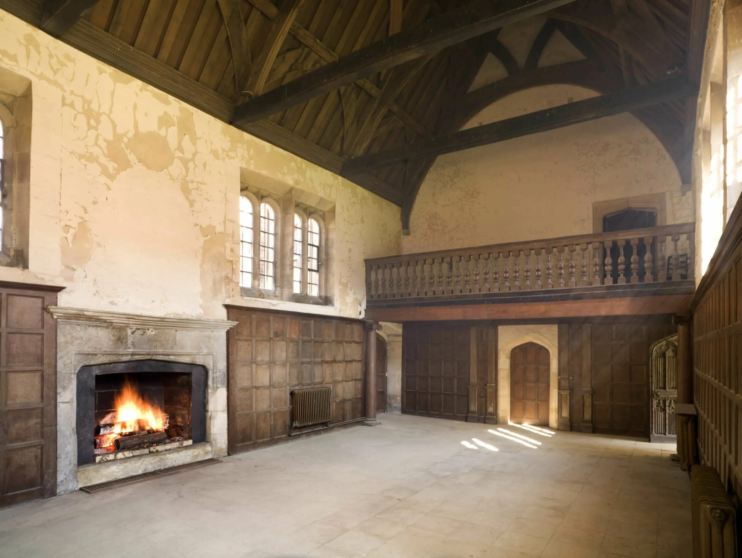 Hall на английском. Apethorpe Palace. Интерьер замка Лонгторп-Тауэр, Нортхемптоншир.. Камины в английских дворцах. Нортгемптоншир интерьер.