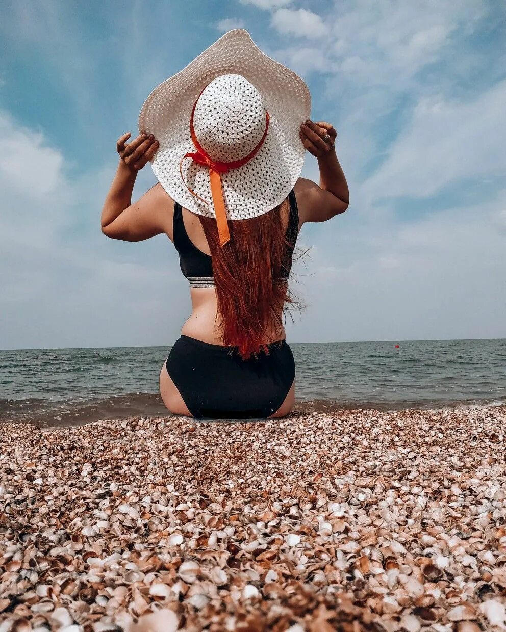 Что нужно на море девушке. Девушка в шляпе на море. девушка в шляпе на пляже. девушка-море. девушка в шояпе наморе.