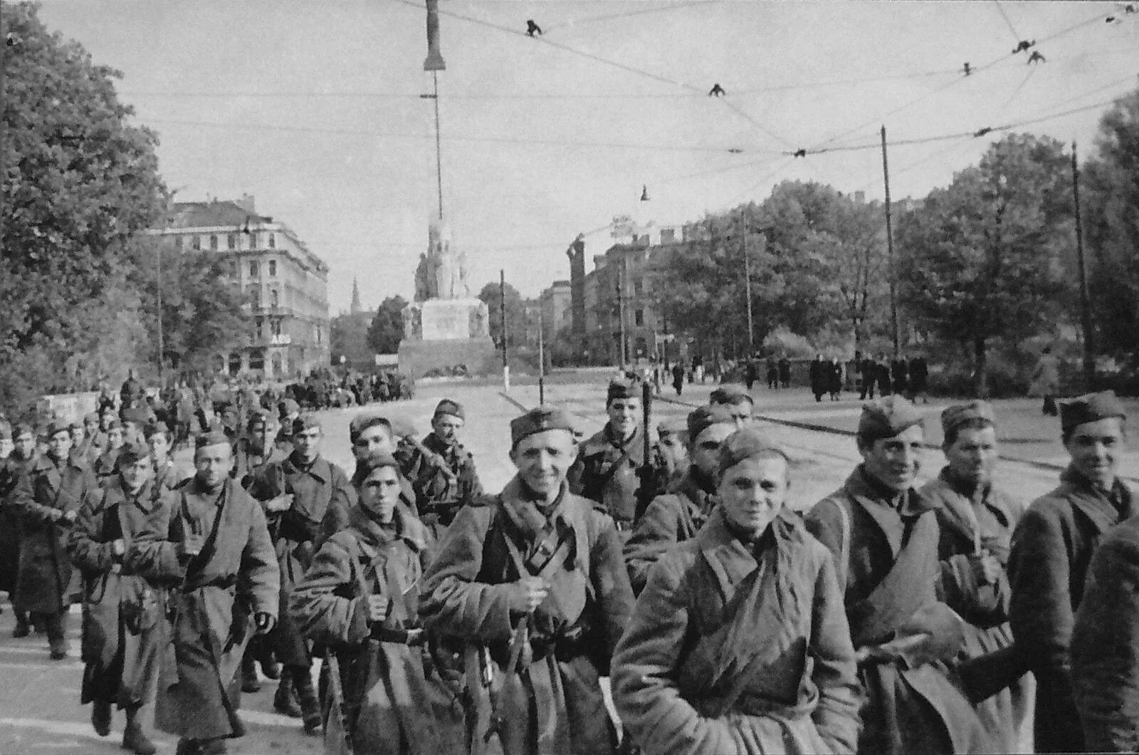 Октябрь ноябрь 1944. 13 октября 1944 г освобождение риги. советские войска в риге 1944. освобождение прибалтики 1944. 1944 - освобождение риги советскими войсками..
