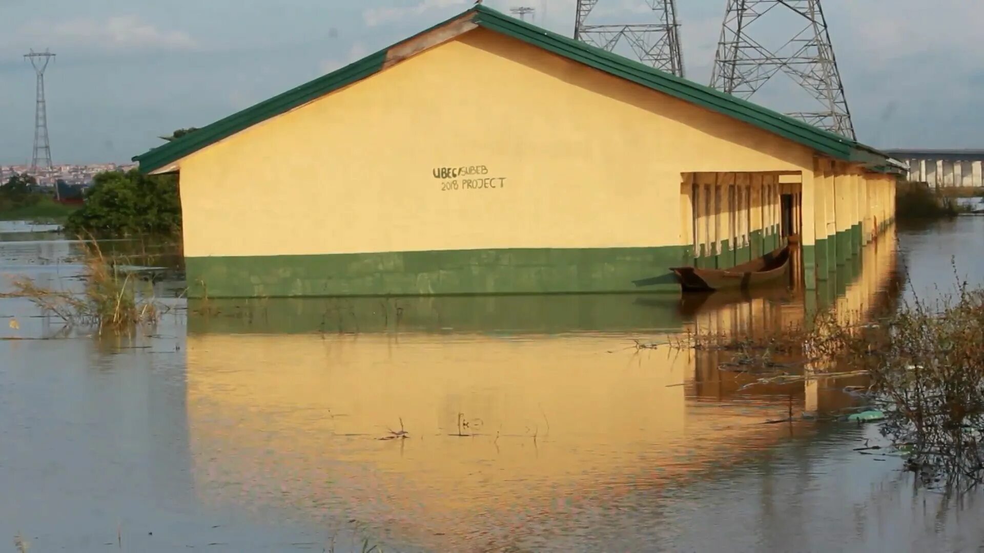 Заражение воды холерой в россии. Половодье реки. Наводнение в Нигерии. Потоп дома. Вода устраивает наводнение.