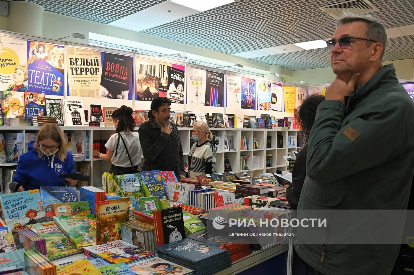 Московская международная книжная ярмарка. Гостиный двор москва выставка. Книжный двор 2024. Букинистическая лавка. Ярмарка нон фикшн логотип.