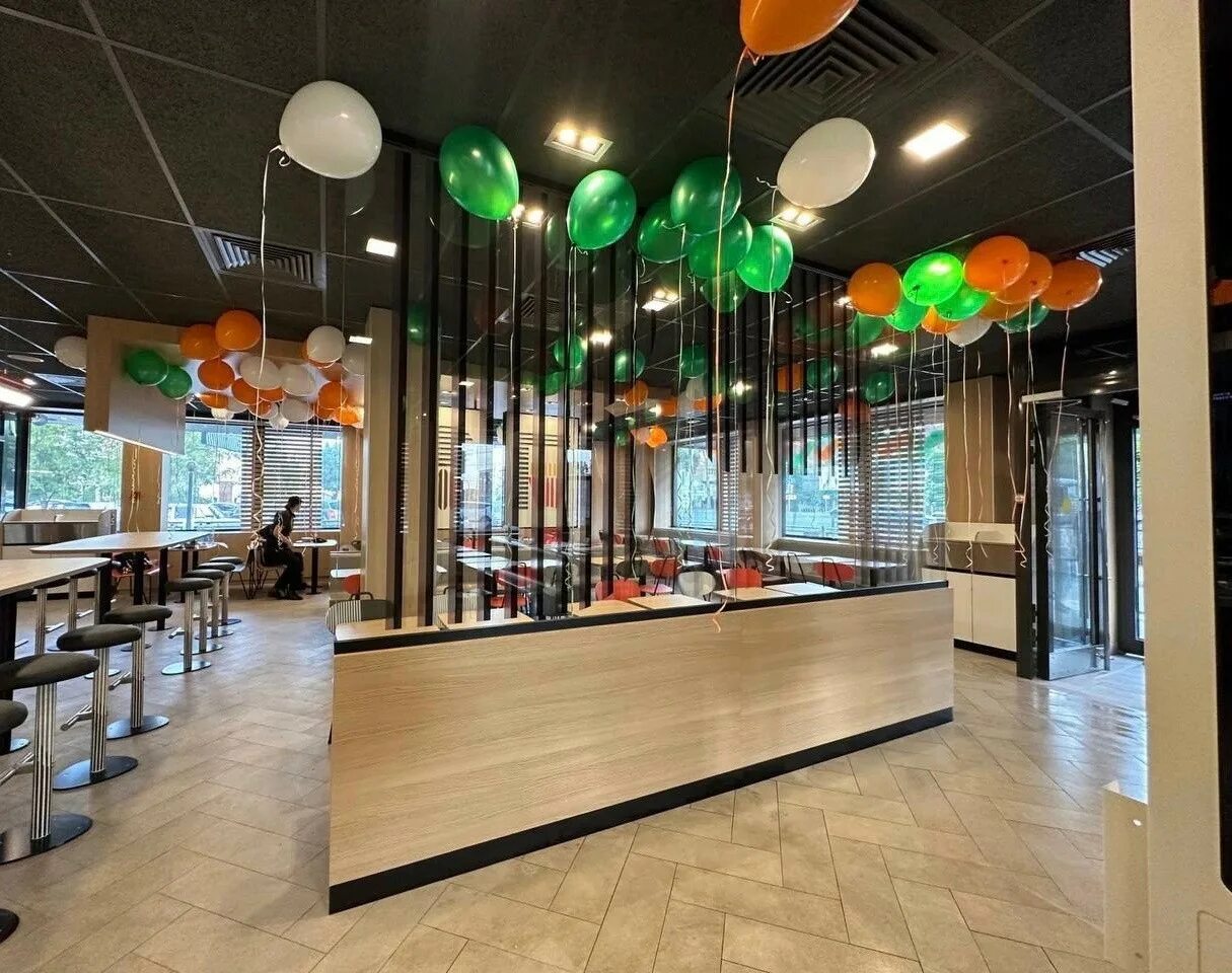 Желток ресторан быстрого питания. Вкусный ресторан. Вкусно и точка сотрудники. Ричмонд кафе астрахань. Кафе вкусно и точка.