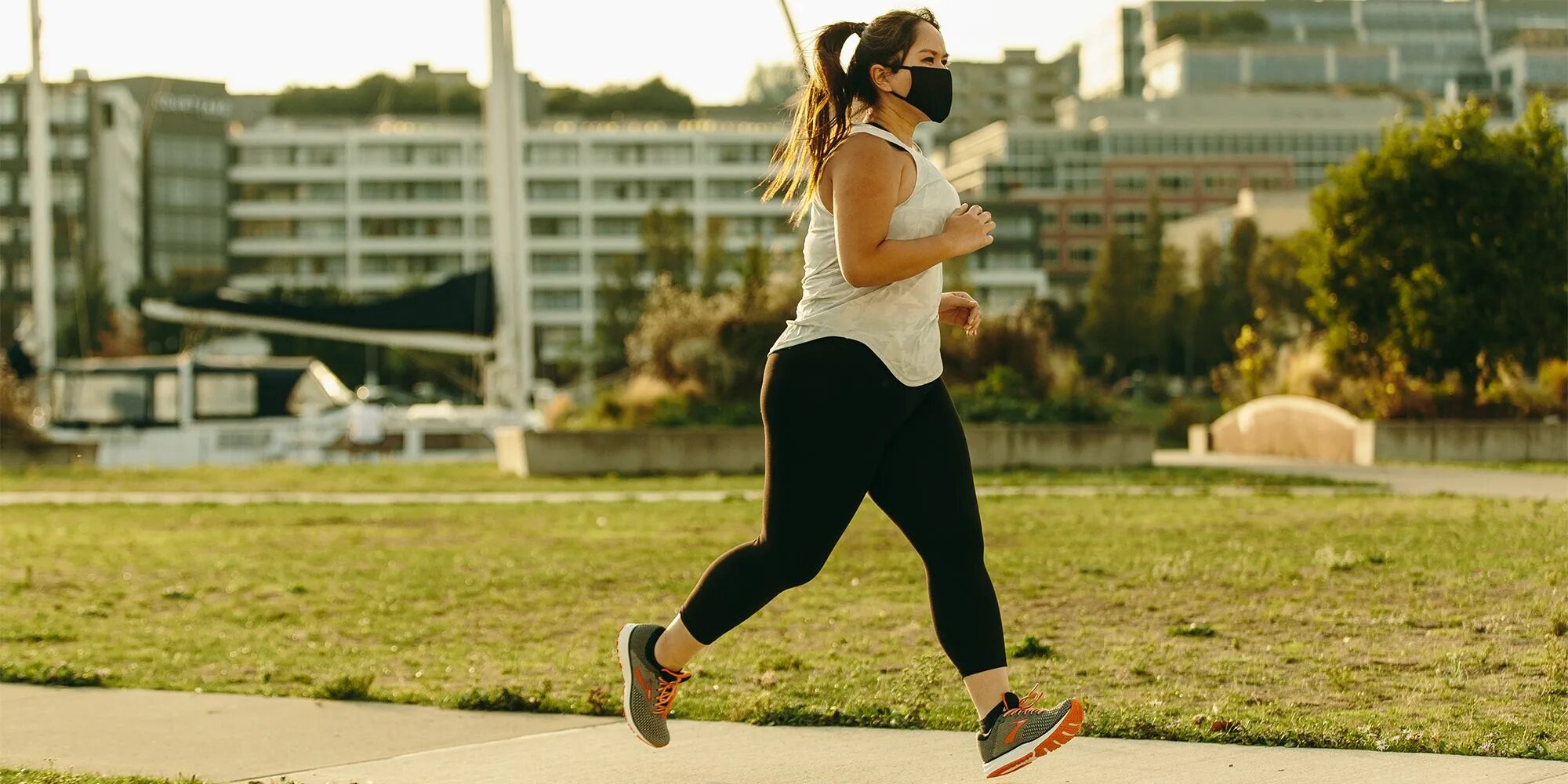 Бег девушки. Девушка качает пресс. Бег трусцой (джоггинг). Девушка. Спортивные женщины.