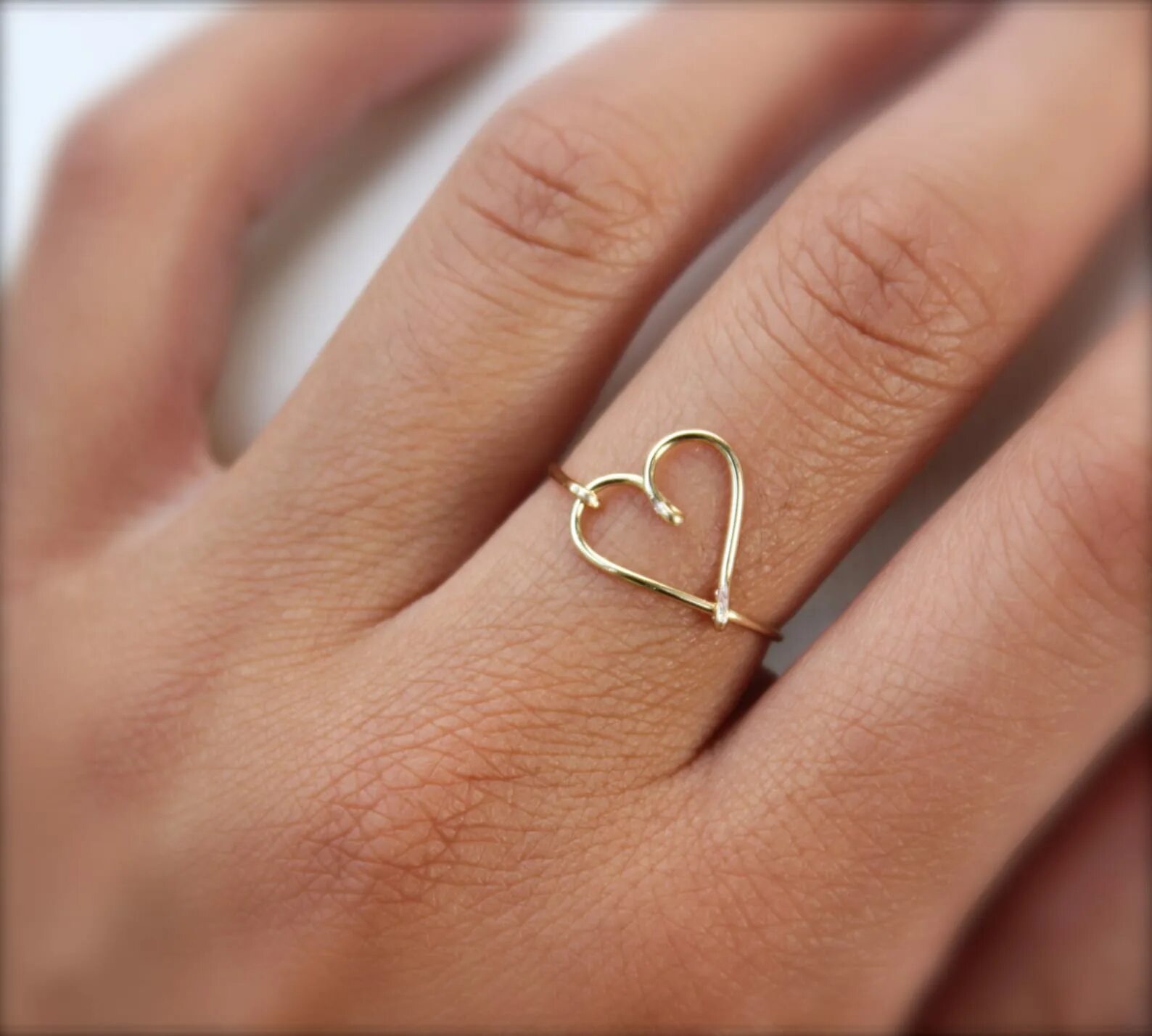 Кольцо с подвесным элементом. Кольцо gold heart pandora. кольцо с сердечком. кольцо в виде сердечка. кольцо с сердечком золотое.
