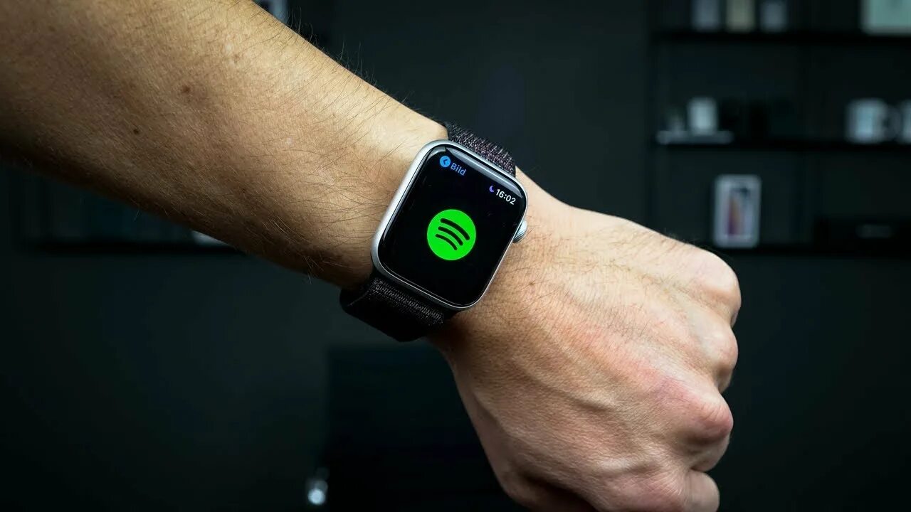 Apple watch s9 midnight. Эпл плеер с эпл вотч. Спотифай на Apple watch. Часы Apple на руке. Apple watch Ultra Ocean Band Divinf.