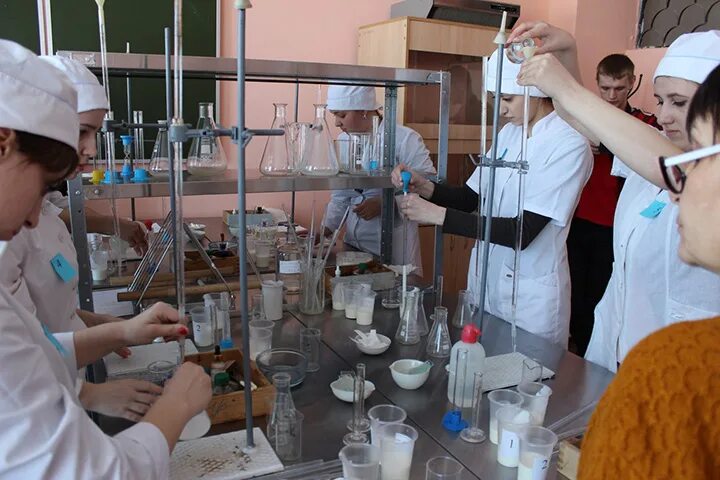 Технолог молочной вакансии. Технолог молока профессия. технолог молока и молочных продуктов. молочные профессии. технолог по молочной продукции.