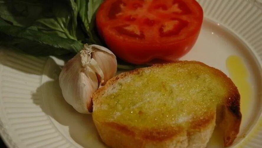 Хлеб высоцкой. Испанские бутерброды с помидорами и оливковым маслом. хлеб с маслом и помидором. хлебцы юлия высоцкая. хлеб с помидорами отлии высоцкой.