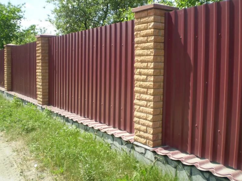 Какой профнастил лучше использовать для забора. Забор из профнастила. металлопрофиль для забора. ограждение из профнастила. заборы из профнастила фотогалерея.