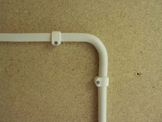 Крепление электропроводки. Дюбель хомут для ввг 3х2. Нум кабель крепеж к стене. Скобы для крепления пучков кабеля к кирпичной стене dkc. Кабельная скоба монтаж.