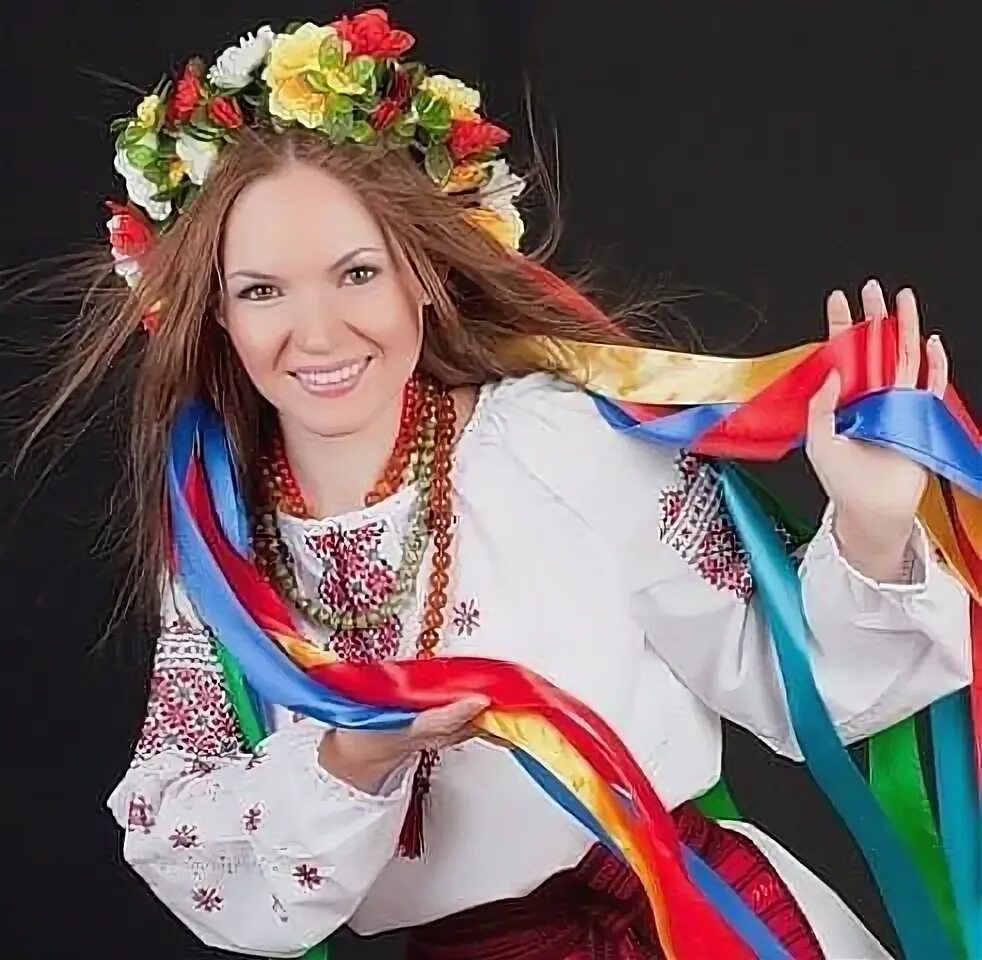 Дівчина україна. Девушка в украинском венке. Украинский венок на голову. Дівчина україна. Красивые украинки.