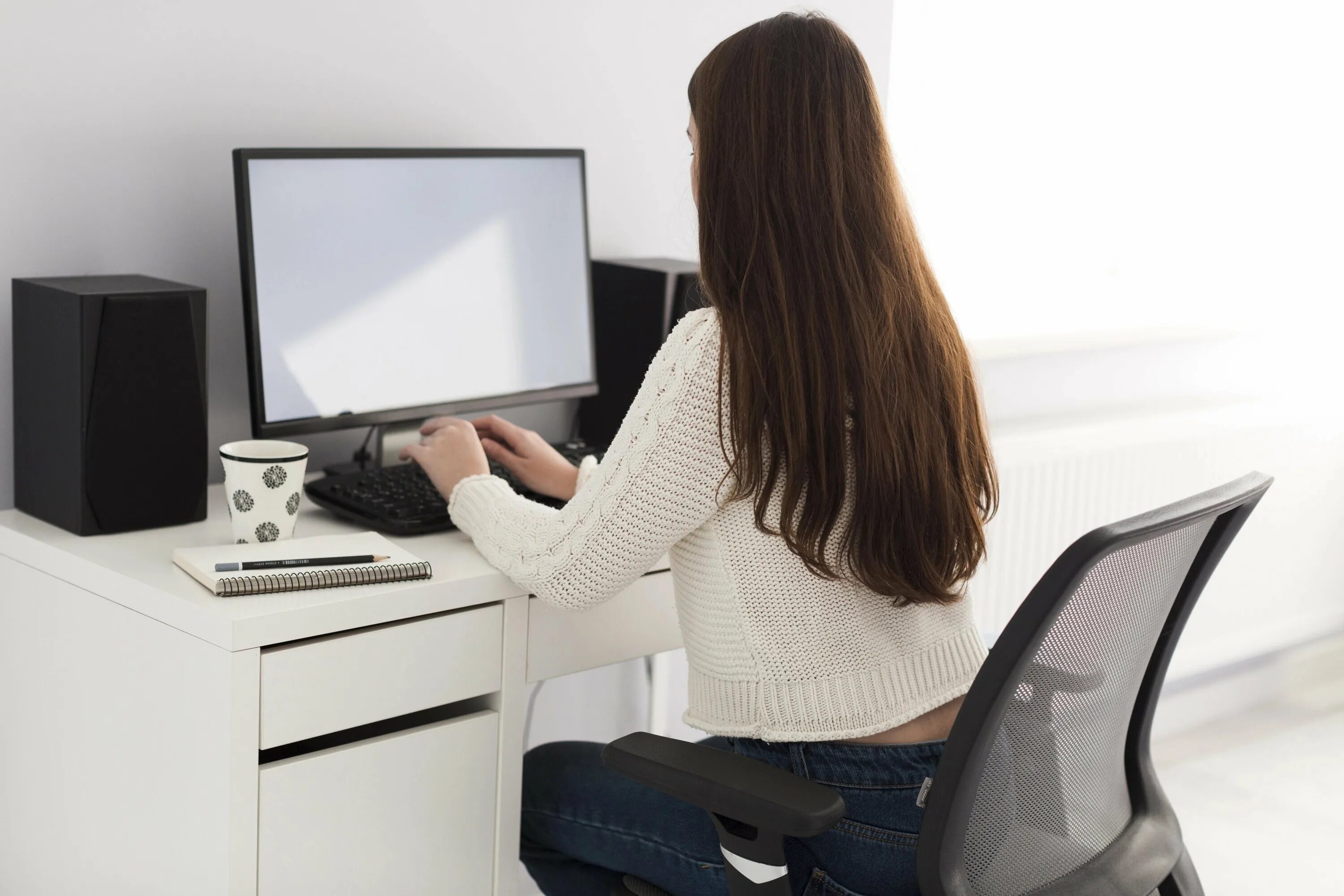 Лицо пк. Девушка сидит за компьютером. Девушка за монитором. Женщина с компьютером. Женщина в офисе со спины.