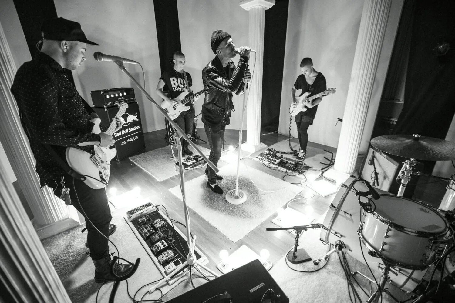 1975. Группа the neighbourhood. The streets in the neighbourhood. Зе нейборхуд участники. Группа the neighbourhood.